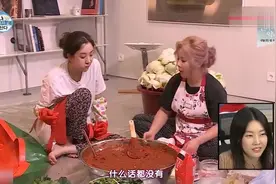 韩国两位女星在家腌泡菜，白菜蘸着酱汁，好吃到让她们停不下来！视频封面