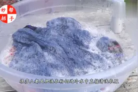 洗衣粉洗衣服用冷水还是热水？才知道一直做错了，难怪洗不干净视频封面