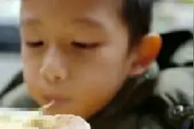 阔太胡静与儿子牛魔王街边吃面，儿子好俊俏视频封面