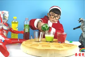 哥斯拉饿了，小泽和泰罗给他买来一个很大的大饼和饮料，他很开心视频封面