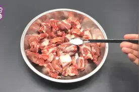 排骨焯水，千万不能直接下锅，别不当回事，不然导致肉又柴又难吃视频封面