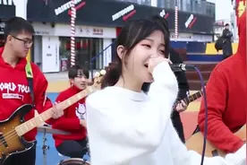 阳光治愈系美少女翻唱《青春纪念册》，是恋爱了的感觉视频封面