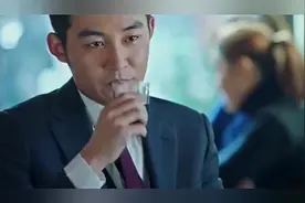 姑娘碰瓷豪车假装晕倒，总裁让司机给姑娘人工呼吸，司机高兴坏了视频封面