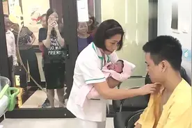妇产科专业护士教新手爸爸如何抱孩子，不会抱的爸爸学起来