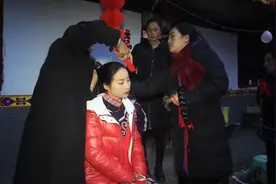 四川农家彝族姑娘出嫁，正穿衣打扮，好漂亮视频封面
