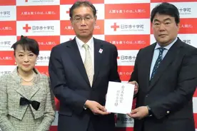 翁倩玉牵线 日本电视台「24小时电视」捐款赈灾图片