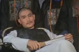 地方官不认识皇上，来个认识的官员还得站在八丈远才认出来视频封面