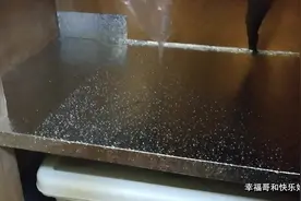20年的旧衣柜贴纸换新颜，老式的装修有救了视频封面
