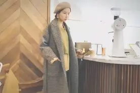 复古中长款翻领格子毛呢外套，后背开叉行走更舒适视频封面