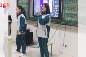 穿校服唱歌都是王者，晚自习一首《你还要我怎样》，全班鸦雀无声视频封面