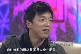 黄渤讲述国外出游趣事，因乱拍照被人拿枪指着，鲁豫现场大笑不止视频封面