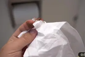 厕所恶作剧，向隔壁借纸，顺便恶心路人一下视频封面