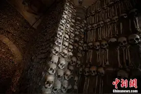 探秘葡萄牙人骨教堂 森森白骨打造悚然之美图片