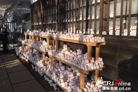 赚钱不易 日本和尚为养家而奔忙图片