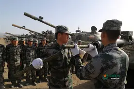 四月飞沙天，看兵哥哥如何为战车换新装(组图)图片
