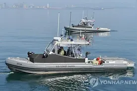 韩联参议长和韩美联军司令参观后勤联演 勉励士兵图片