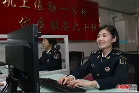 这群女兵了不起！掰腕子、俯卧撑样样行！图片