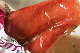 蜜汁鸭翅上有一层绒毛 香江食品电话无人接听图片
