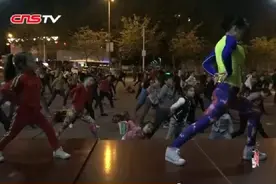 重庆5岁小女孩领跳广场舞成网红 舞姿完胜大妈图片