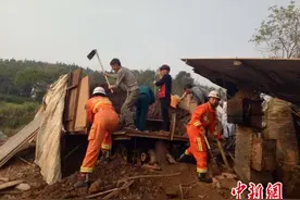 福州一工人脚卷入碎渣机 消防火速赶往现场处置图片