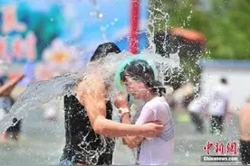 中国游客助阵老挝泼水节 上演“湿身”大战图片