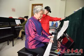 一群花甲老人的“钢琴狂想曲”图片