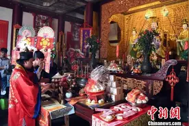 妈祖诞辰日：福州天后宫举行法会为妈祖软身神像供奉鎏金凤冠图片