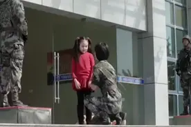 女孩到部队找爸爸，遭到门口士兵阻拦，结果女孩爸爸出来后都懵了视频封面