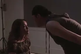 摄影师真会玩，惹的美女嘴巴都嘟起来了，看着都羡慕
