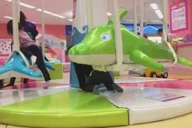 萌娃游乐园试玩旋转鲨鱼玩具视频视频封面