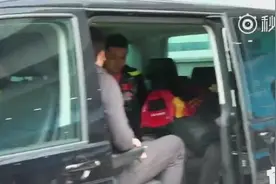 张继科向粉丝挥手致意引迷妹疯狂尖叫，保安大喊不要挤视频封面