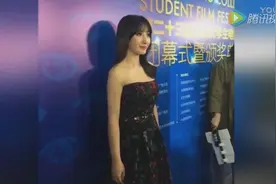 柳岩扮学生妹现身校园 与岳云鹏手牵手拍戏视频封面
