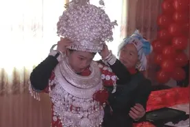 贵州黔东南一姑娘出嫁，原来苗家人是这样穿衣打扮的，好漂亮视频封面