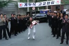 黑帮老大第一天上学趣事多搞笑片段一视频封面