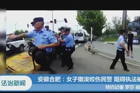 女子无证驾驶当街撒泼，躺马路中央脱衣服，被民警依法处理视频封面