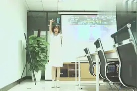 辉夜大小姐在办公室跳舞，话说万一老板进来，可能就凉了视频封面