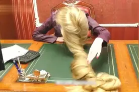 欧美女神气质的超长秀发，轻轻散开，美得让人着迷！视频封面