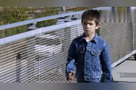 国外走秀，模特户外走秀，抱着孩子就出场，时尚展示方式另类视频封面