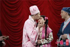 《欢乐喜剧人》情人节爆笑上演 小沈阳夫妇秀恩爱图片