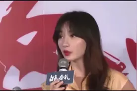 柳岩出席某活动它意外掉落脚下，身边男士咧嘴笑视频封面