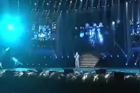 杨洋现场演唱《微微一笑》主题曲，超级好听，被这样的大神迷住了视频封面