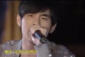 为什么周杰伦没唱北京欢迎你因为群星唱完周杰伦走上舞台唱了这歌
