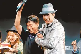 57岁生日砸百万办首场个唱 曹西平哭唱〈城里的月光〉献小凯图片