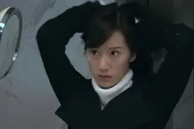 海藻把衣服扣好，然后把头发扎起来，脸上这是什么表情？视频封面