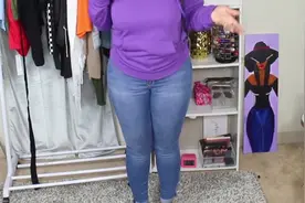 潮流穿搭-紫色字母上衣搭配牛仔裤，妹子这样穿很美视频封面