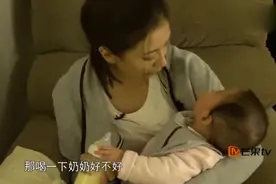 贾静雯抱着咘咘喂她喝奶，这一幕好温馨哦！视频封面
