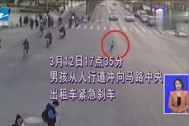 三岁男孩走向车流  杭州一法医冲了上去视频封面