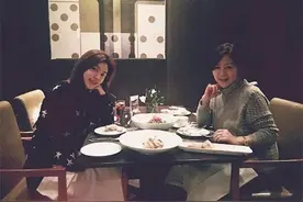 朴韩星晒与母亲合照 遗传母亲优良基因图片