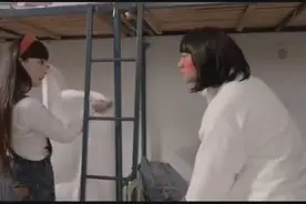 小伙男扮女装混进女生宿舍，一顿乱看可饱眼福了，他的脸瞬间红透视频封面