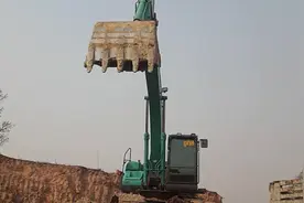 回顾和KOBELCO SK200-10全新挖掘机卡车作业视频视频封面